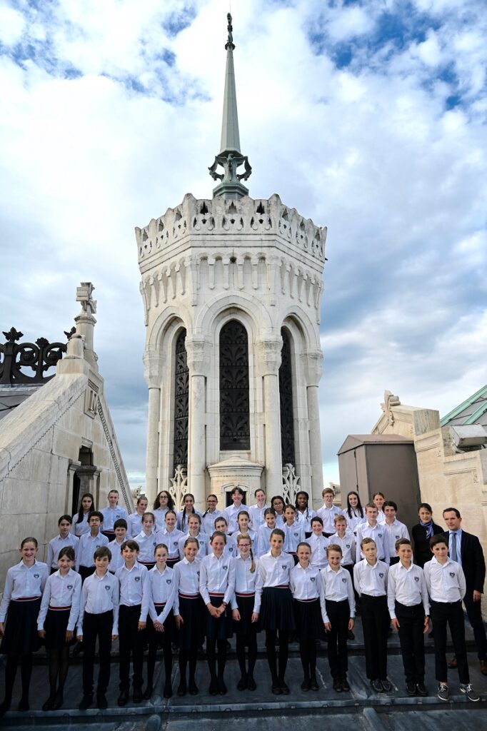 Photo des petits chanteurs sur les toits de Fourvière