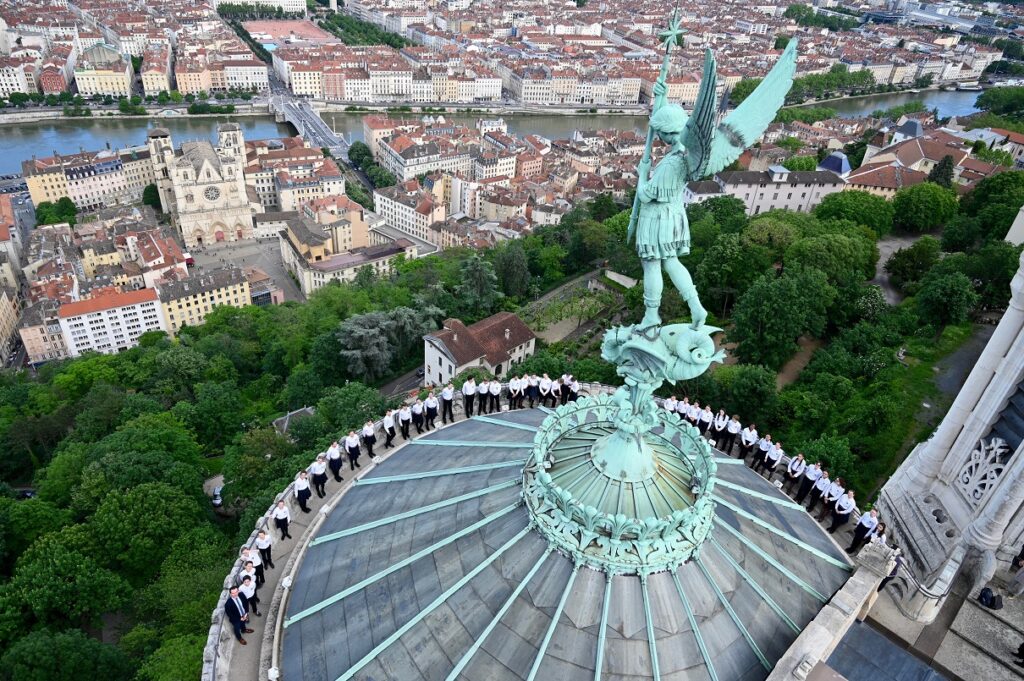 Vue en plongée des petits chanteurs sur le toit de la basilique de Fourvière